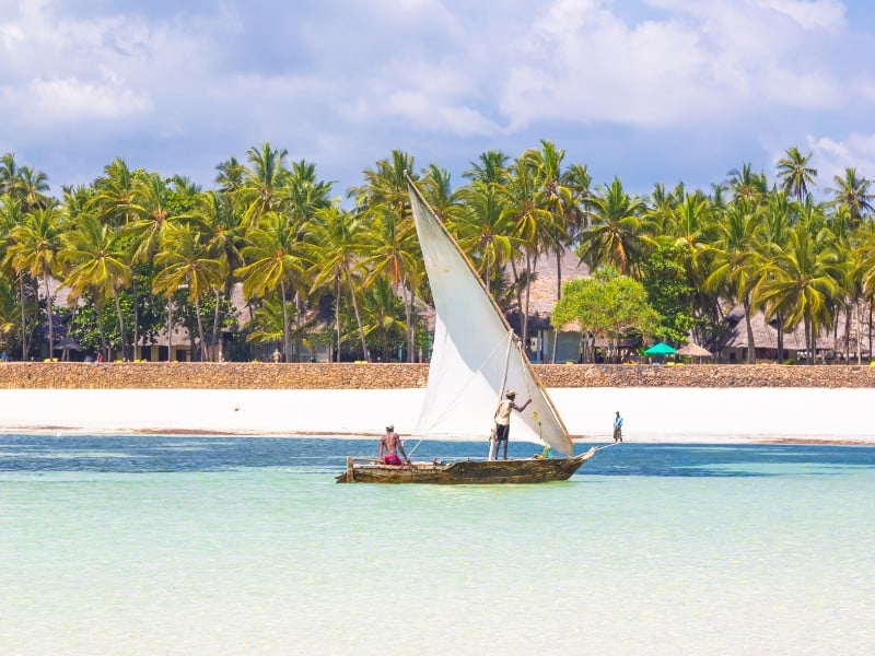 strand-mit-dhow-kenia-shst Strand mit Dhow Diani Beach Kenia
