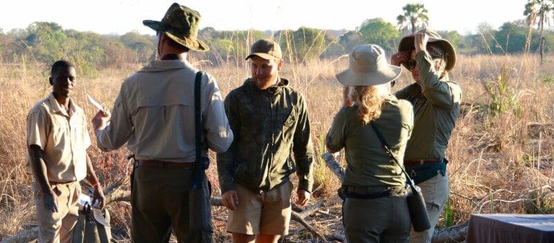 gruppe-in-safarikleidung-sambia-sb Was zieht man auf Safari an?