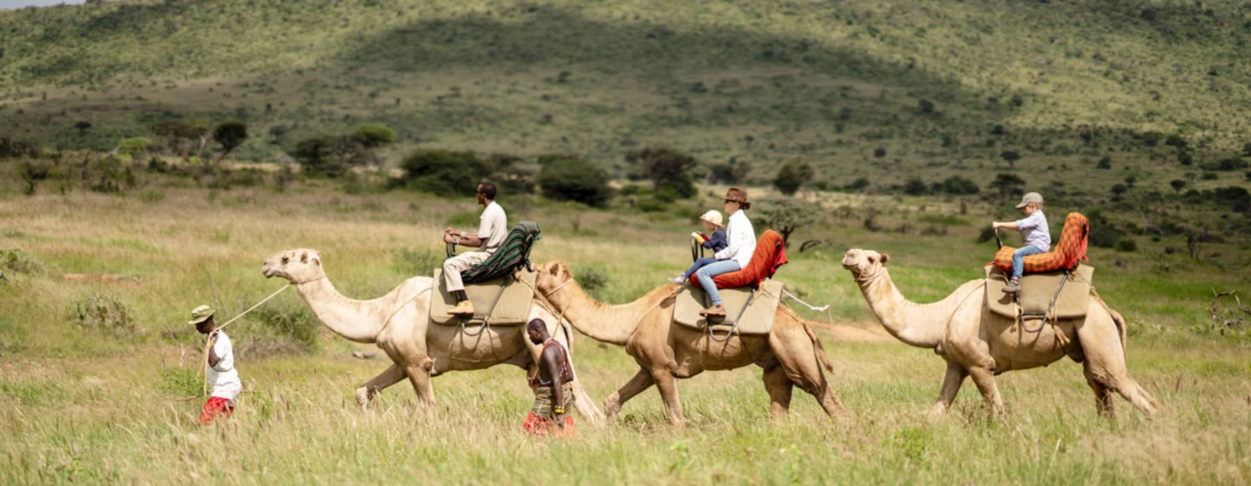 Familie beim Kamelreiten Loisaba Kenia
