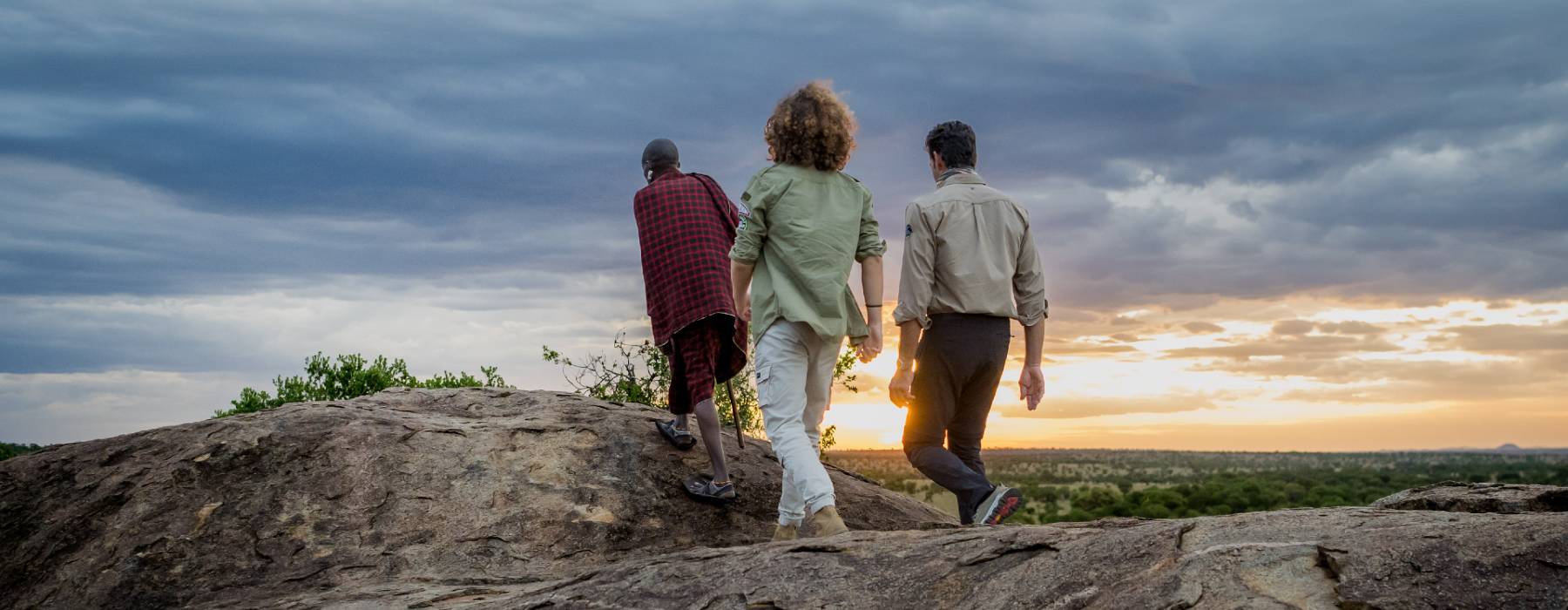 Masai mit Wanderern Tansania Torogo Plains
