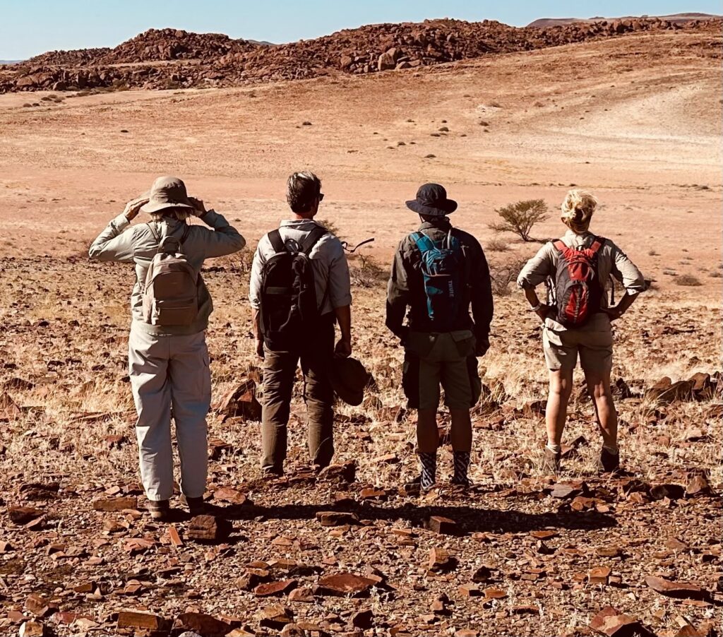 personen auf wanderung in Namibia